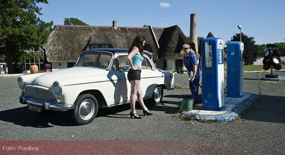 auto benzinska pumpa djevojka (1).webp
